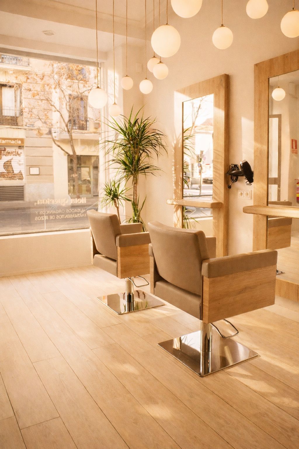 Peluquería moderna con sillones y espejos de madera