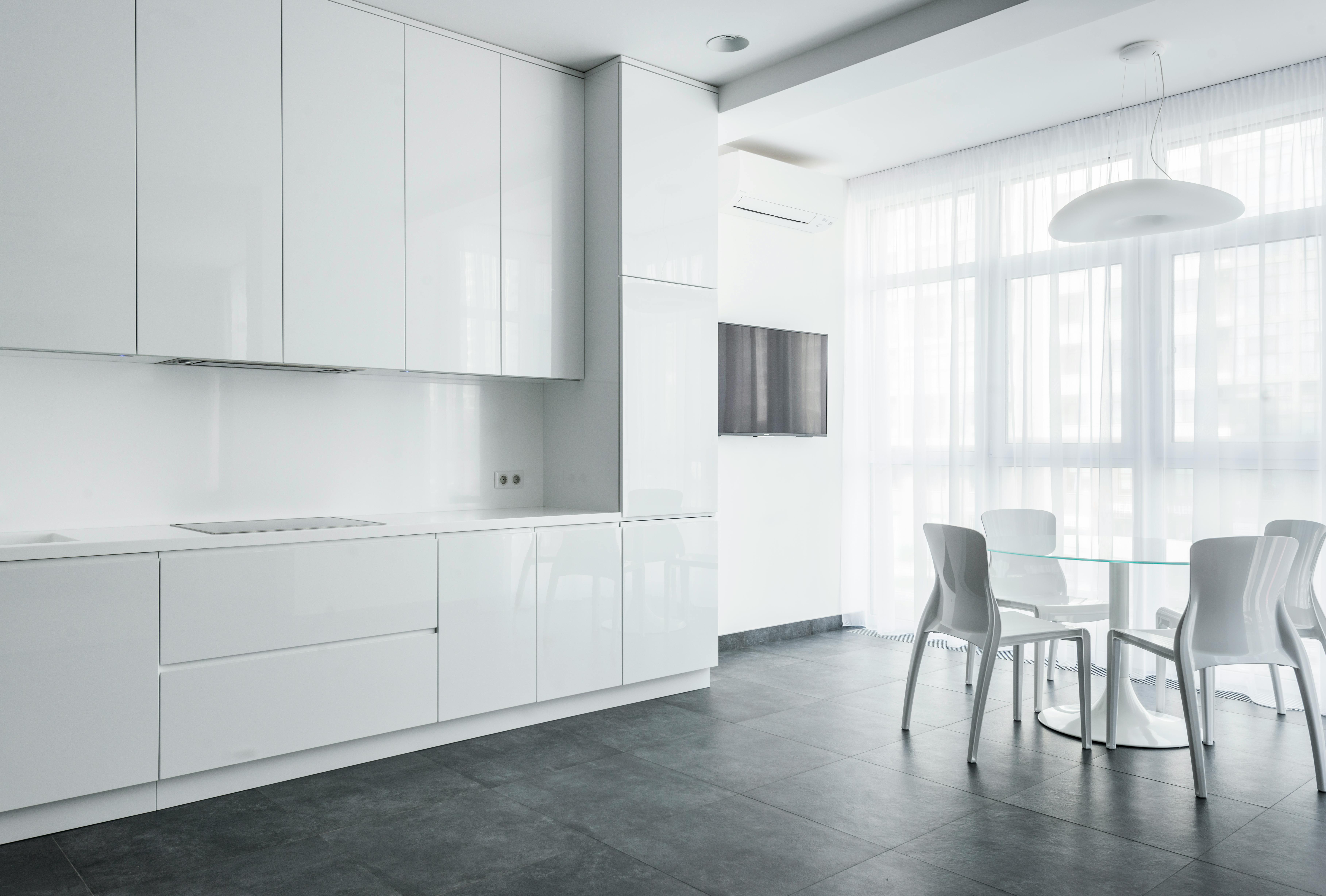 Cocina moderna blanca minimalista con comedor