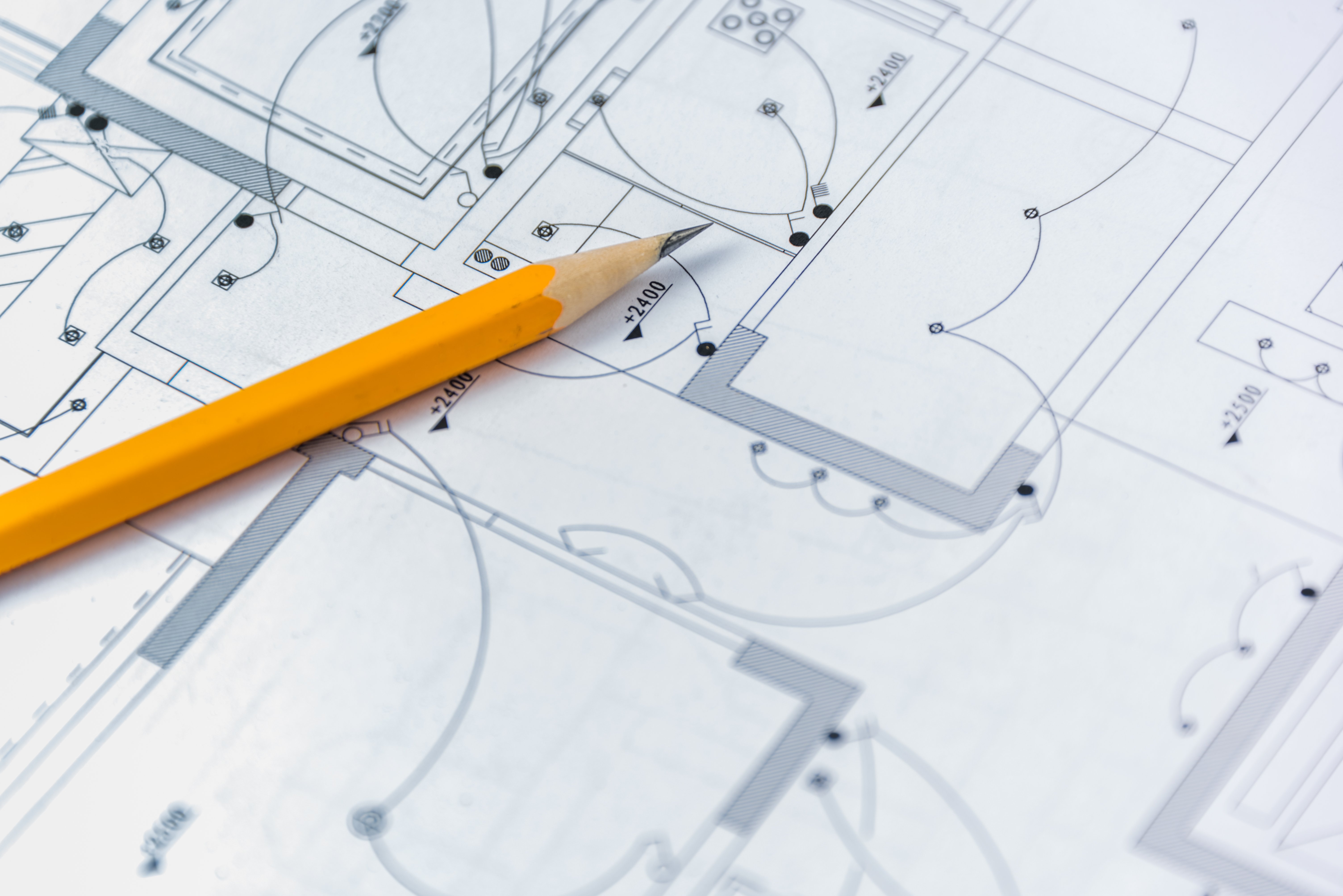 Plano eléctrico de arquitectura con lápiz