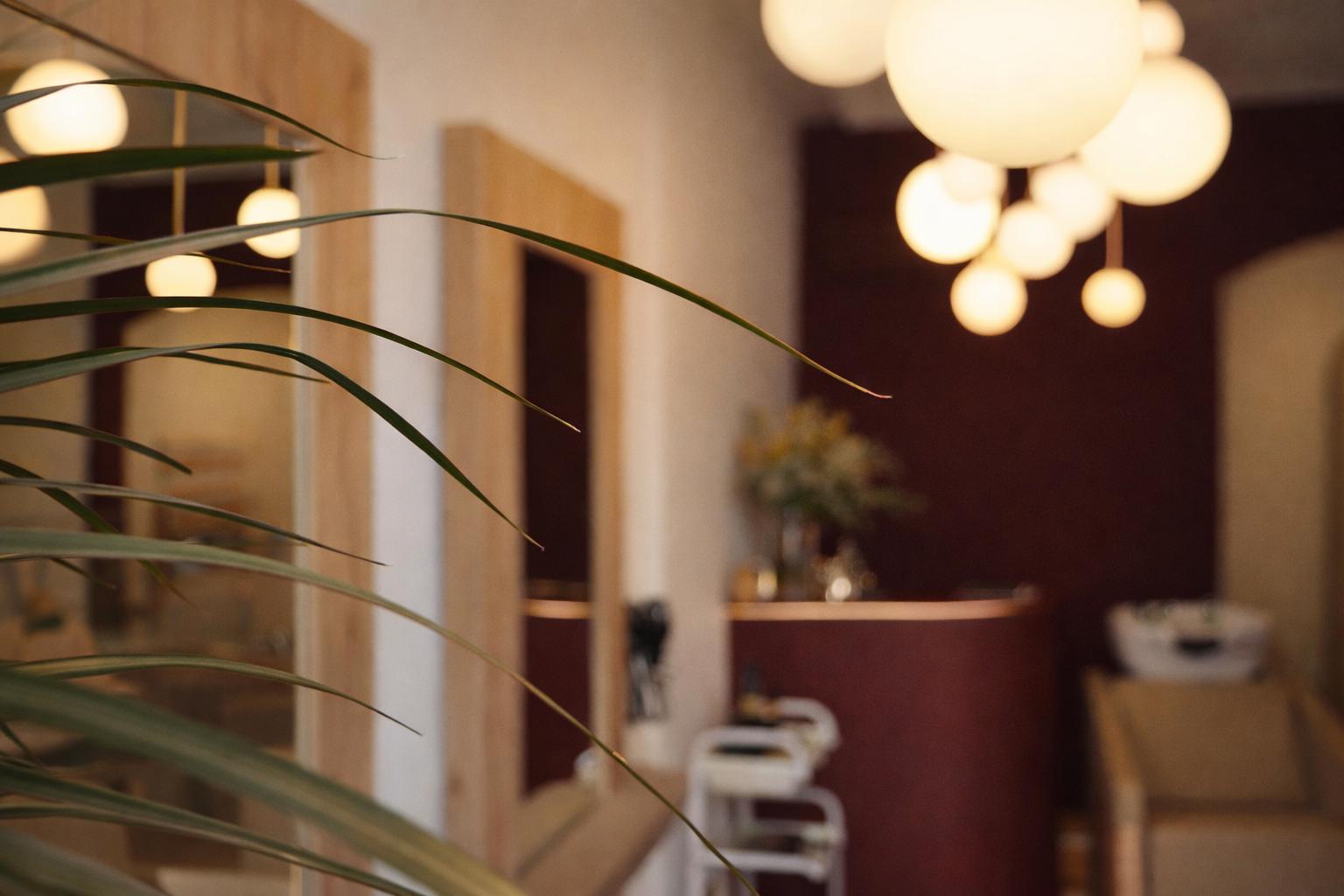 Interior de local comercial con iluminación cálida