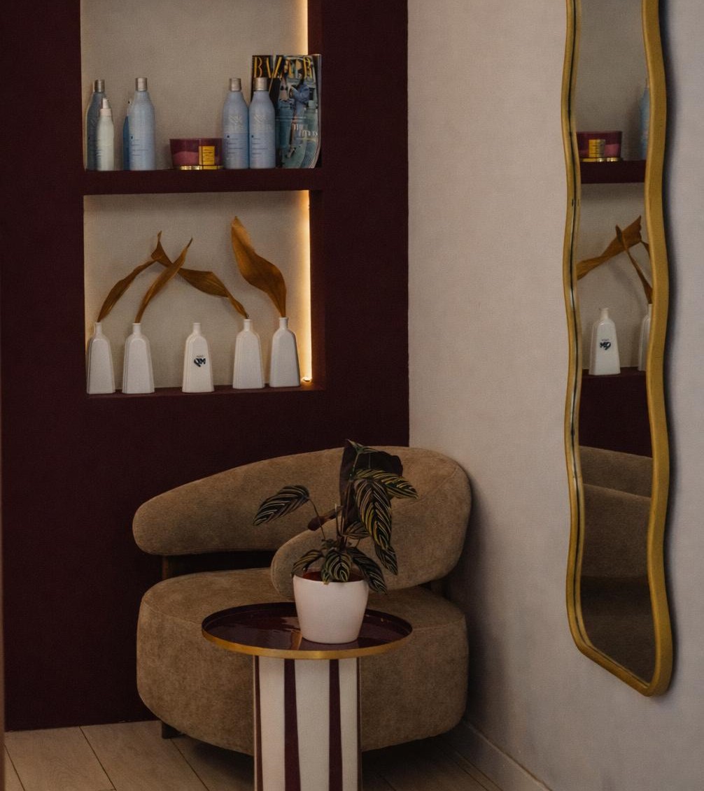 Salón de belleza con estanterías decorativas y diseño elegante